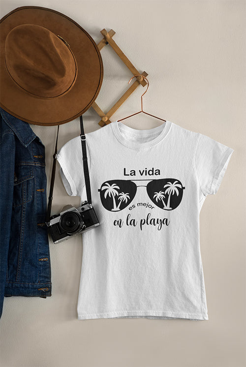 Blusa blanca  de playa personalizada con tu playa  favorita | La vida es mejor en la Playa