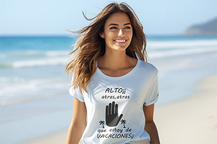 Playera manga corta personalizable con “Tu playa favorita” | Alto estoy de Vacaciones