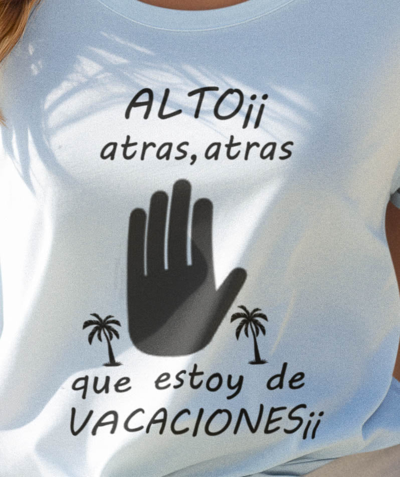Playera manga corta personalizable con “Tu playa favorita” | Alto estoy de Vacaciones