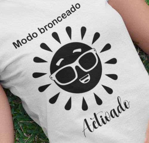 Playera Blanca  manga corta "Modo Bronceado"   – Agrega el nombre de tu playa favorita