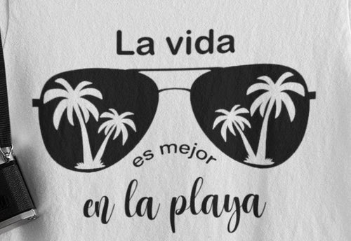 Blusa blanca  de playa personalizada con tu playa  favorita | La vida es mejor en la Playa
