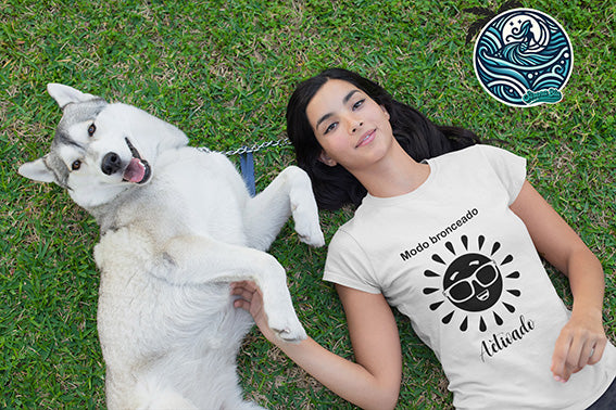 Playera Blanca  manga corta "Modo Bronceado"   – Agrega el nombre de tu playa favorita