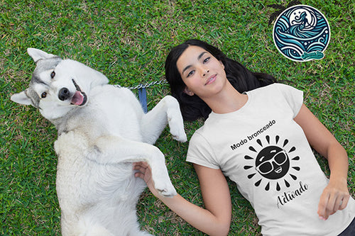 Playera Blanca  manga corta "Modo Bronceado"   – Agrega el nombre de tu playa favorita